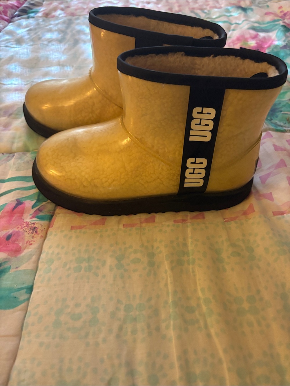 UGG Kids Yellow Sheepskin-Lined Short Boots Size 3.